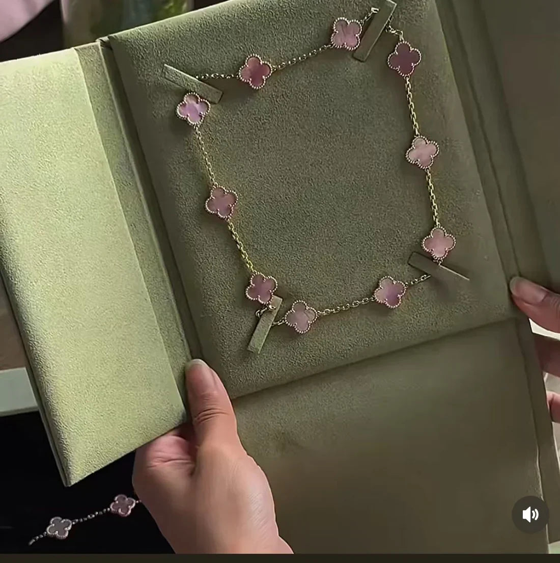 [Eterna Jewels Jewellery] Pink Necklace with Ten Clover Designs