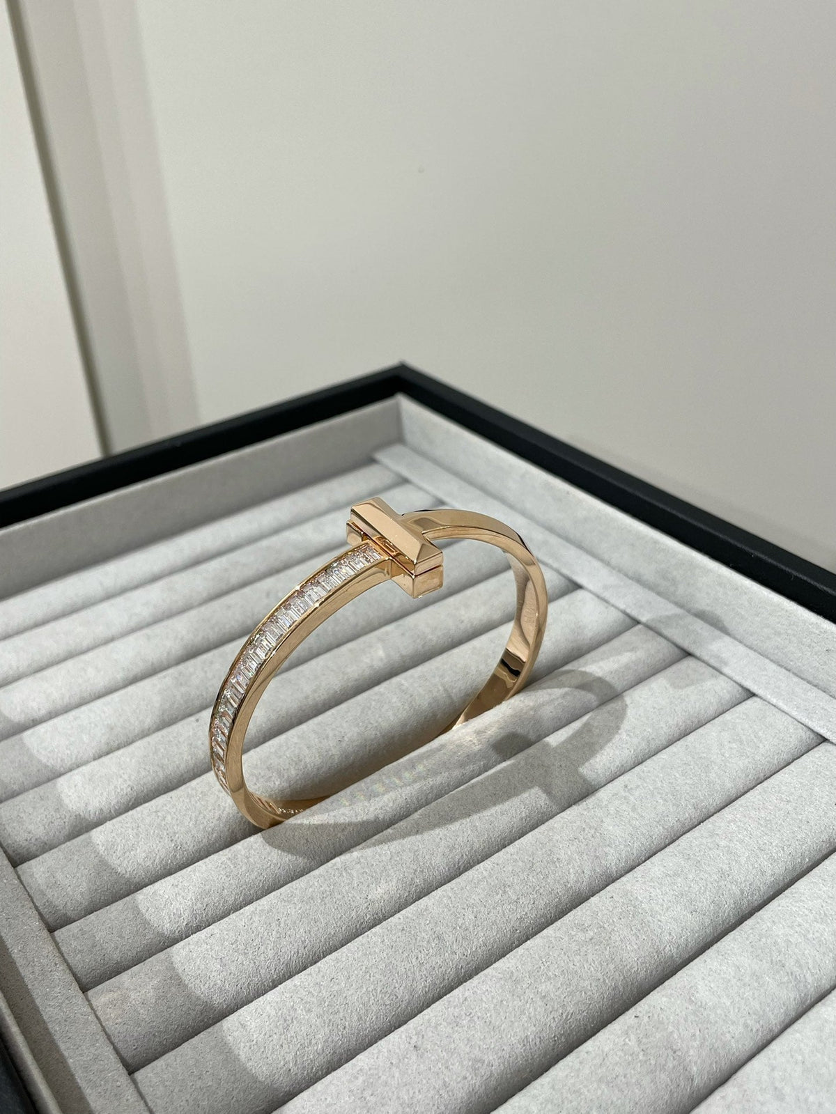 [Eterna Jewels]WIDE HINGED BANGLE PINK GOLD WITH BAGUETTE DIAMONDS